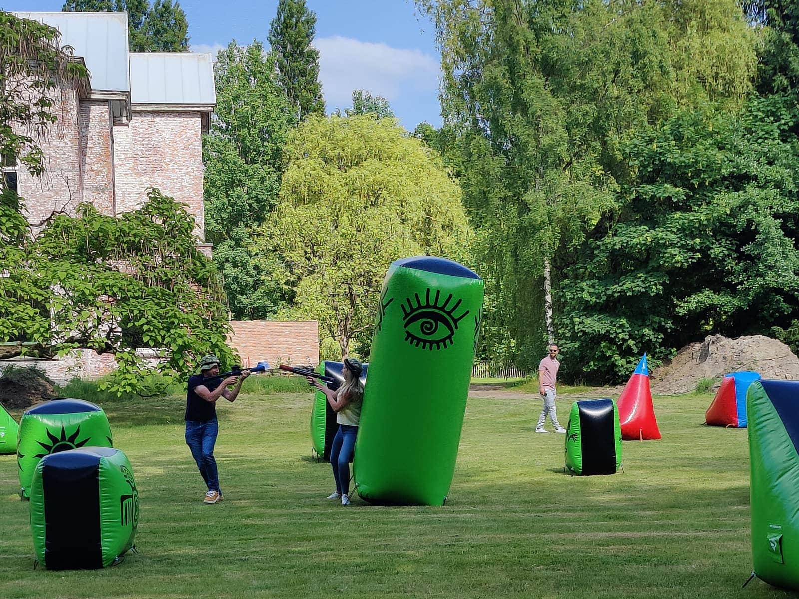 Spelers mikken vanachter een bunker tijdens een teambuilding